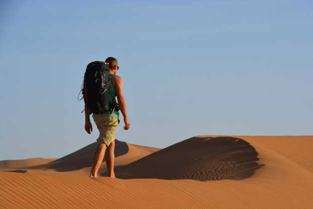 Wanderer in den Dünen - Katharina Jacobs | erlebnisreisen-afrika.de