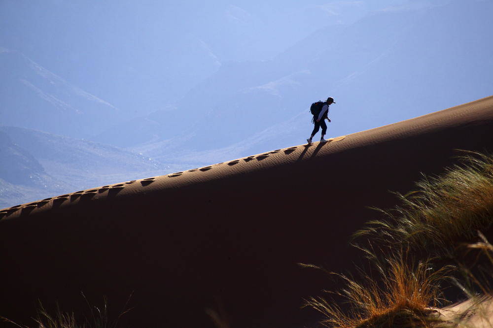 Wanderer am Dünenkamm in der Namib Wüste - B. Olbrich - Afripics - © B. Olbrich - Afripics | erlebnisreisen-afrika.de