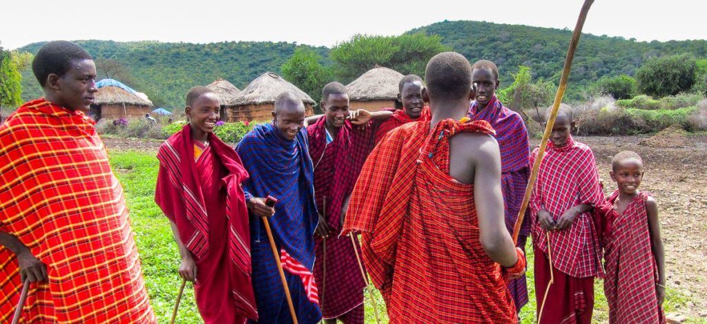 Junge Massai in ihrem Dorf