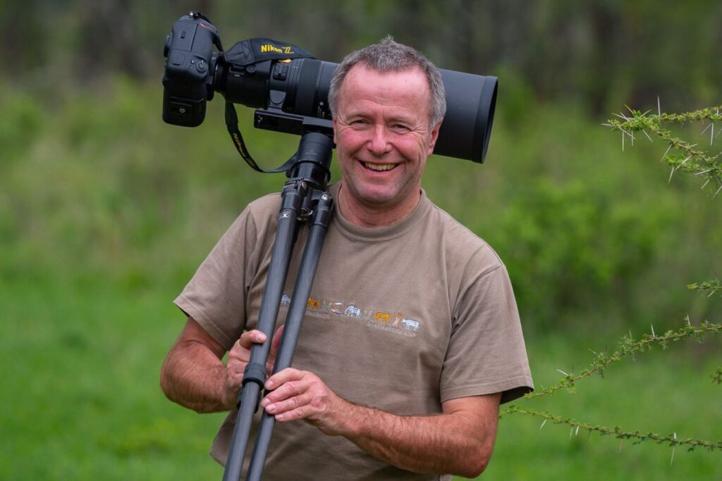 Fotoreiseleiter Bernd Nill mit Ausrüstung auf Safari