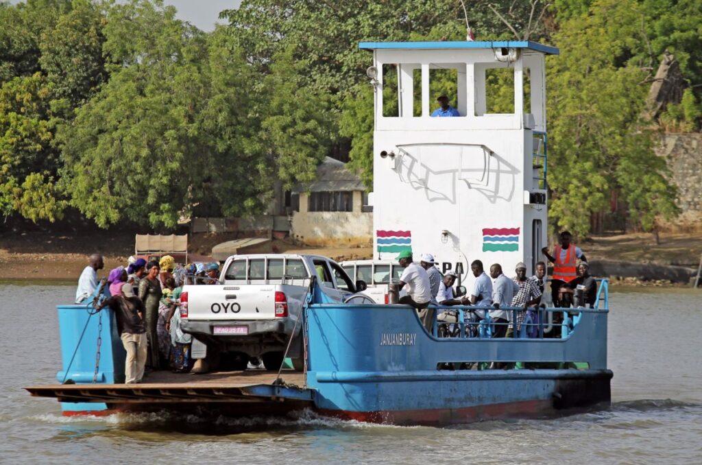 Gambia, Fluss, Mangroven, Faehre, Auto, Menschen