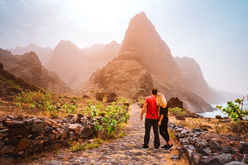 Touristenpaar im Aranhas-Tal beim Wandern, Insel Santo Antao, Kap Verde.
