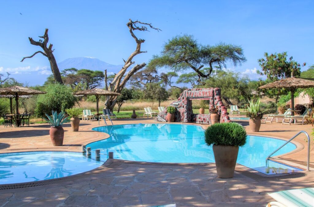 Der Pool mit Blick auf den Kilimanjaro