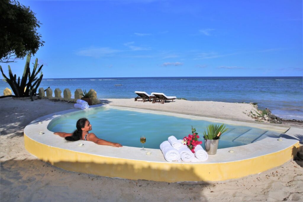 Pool mit Meerblick in der Coconut Beach Lodge