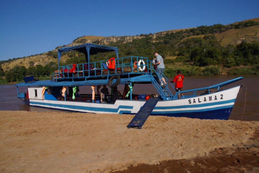 Boot auf dem Tsiribihinafluss