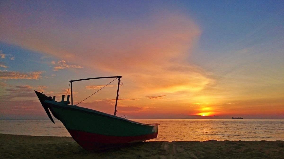 Boot am Strand vor Sonnenuntergang