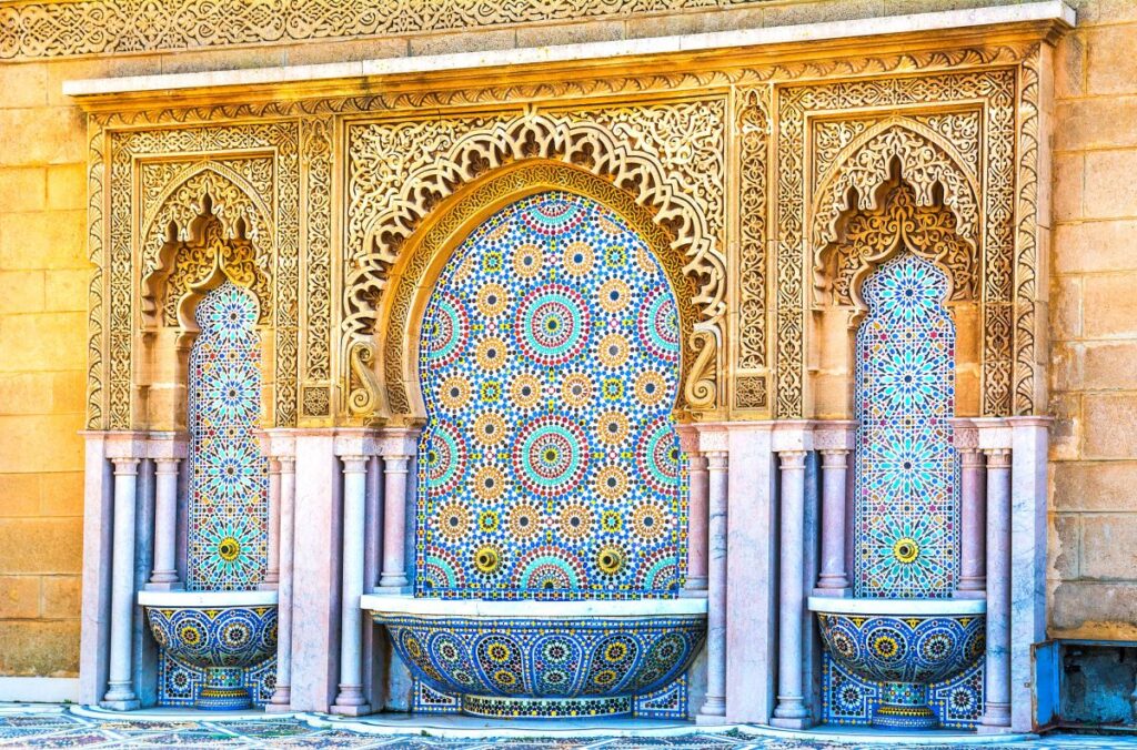Marokkanisches Mosaik an einem Springbrunnen in Rabat
