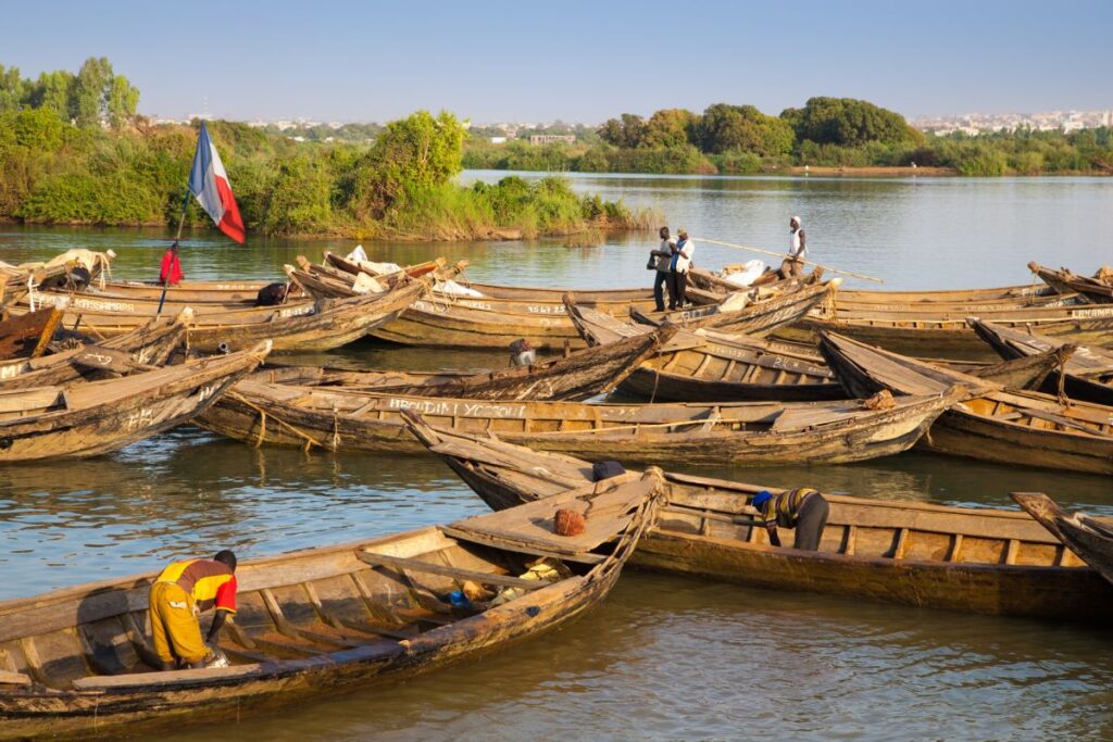 Fischer bei der Arbeit in ihrem Boot auf dem Fluss Niger