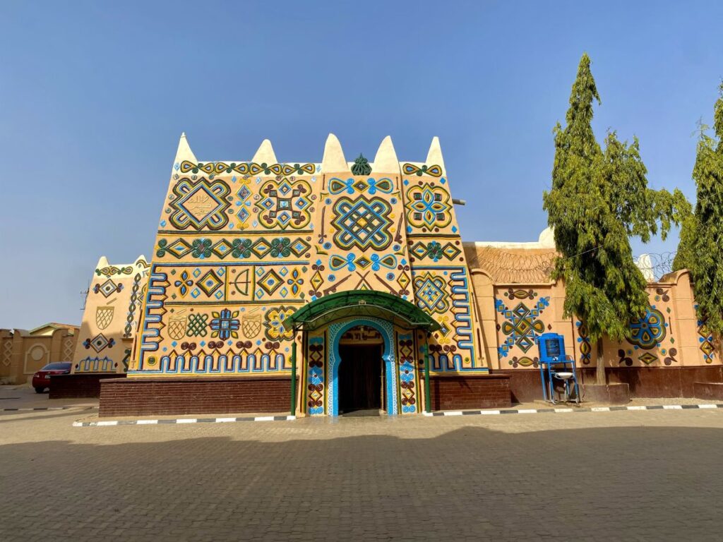 Farbenprächtig erstrahlt der Palast des Emirs