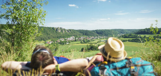 Erholung mit Blick auf Arnsberg - Naturpark Altmühltal - © Naturpark Altmühltal / www.naturpark-altmühltal.de | erlebnisreisen-afrika.de