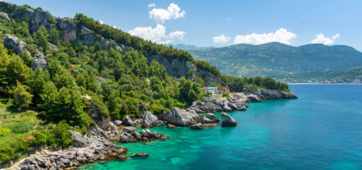 Die Albanische Riviera bei Himarë - lukaszimilena - lukaszimilena /Adobe.com | erlebnisreisen-afrika.de