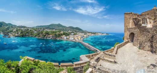 Blick vom Castello Aragonese - Serenity-H - © Serenity-H / Adobe.com | erlebnisreisen-afrika.de