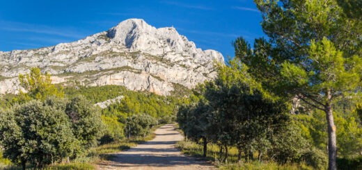 Montagne Sainte-Victoire - JeanLuc Ichard - © JeanLuc Ichard /Adobe.com | erlebnisreisen-afrika.de