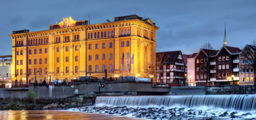 Hameln mit Weserstaustufe und Pfortmühle - Carl-Jürgen Bautsch - © Carl-Jürgen Bautsch / Adobe.com | erlebnisreisen-afrika.de