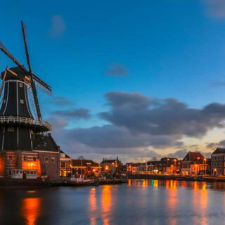 Haarlem bei Nacht - creativenature.nl - creativenature.nl / Adobe.com | erlebnisreisen-afrika.de