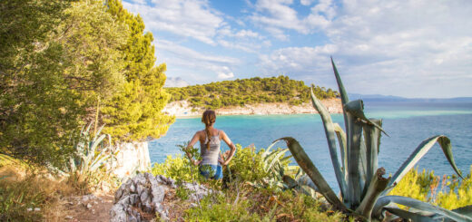 Wanderung an der Makarska Riviera - Grafik-Komputerowy - Grafik-Komputerowy /Adobe.com | erlebnisreisen-afrika.de