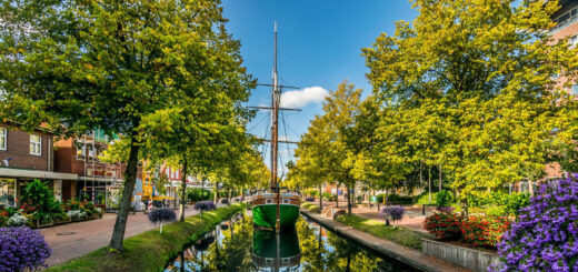 Schiff im Papenburger Hauptkanal - TimosBlickfang - © TimosBlickfang / adobestock.com | erlebnisreisen-afrika.de