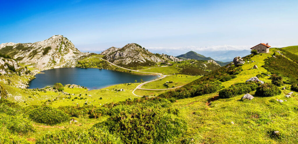Blick auf den Lago Enol - mrks_v / Adobe.com - © mrks_v / Adobe.com | erlebnisreisen-afrika.de