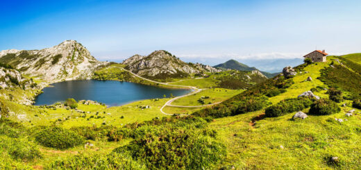 Blick auf den Lago Enol - mrks_v / Adobe.com - © mrks_v / Adobe.com | erlebnisreisen-afrika.de