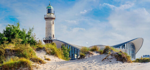 Leuchtturm und Teepott in Warmenünde - eplisterra - © eplisterra/ adobe.stock | erlebnisreisen-afrika.de