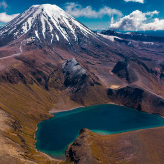 Frodos Schicksalsberg Mount Ngauruhoe mit dem oberen Tama Lake aus der Luft - Frank Brathering | erlebnisreisen-afrika.de