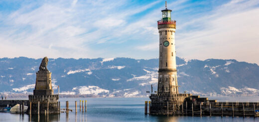Hafeneinfahrt Lindau mit Blick auf die Alpen - dietwalther - © dietwalther / adobe.com | erlebnisreisen-afrika.de