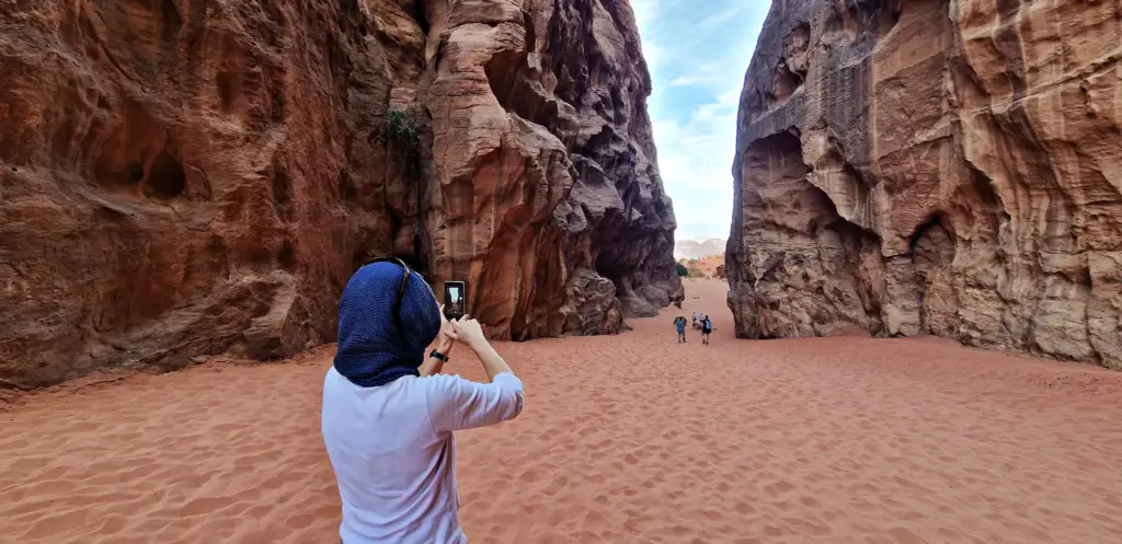 Wanderung im Wadi Rum - Maxim Podobed | erlebnisreisen-afrika.de