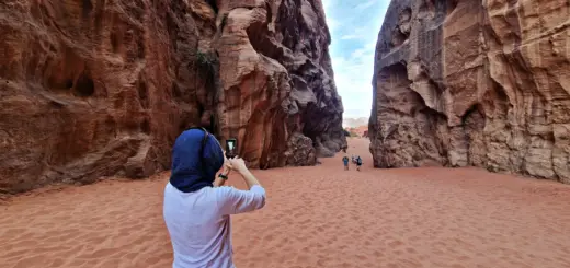 Wanderung im Wadi Rum - Maxim Podobed | erlebnisreisen-afrika.de