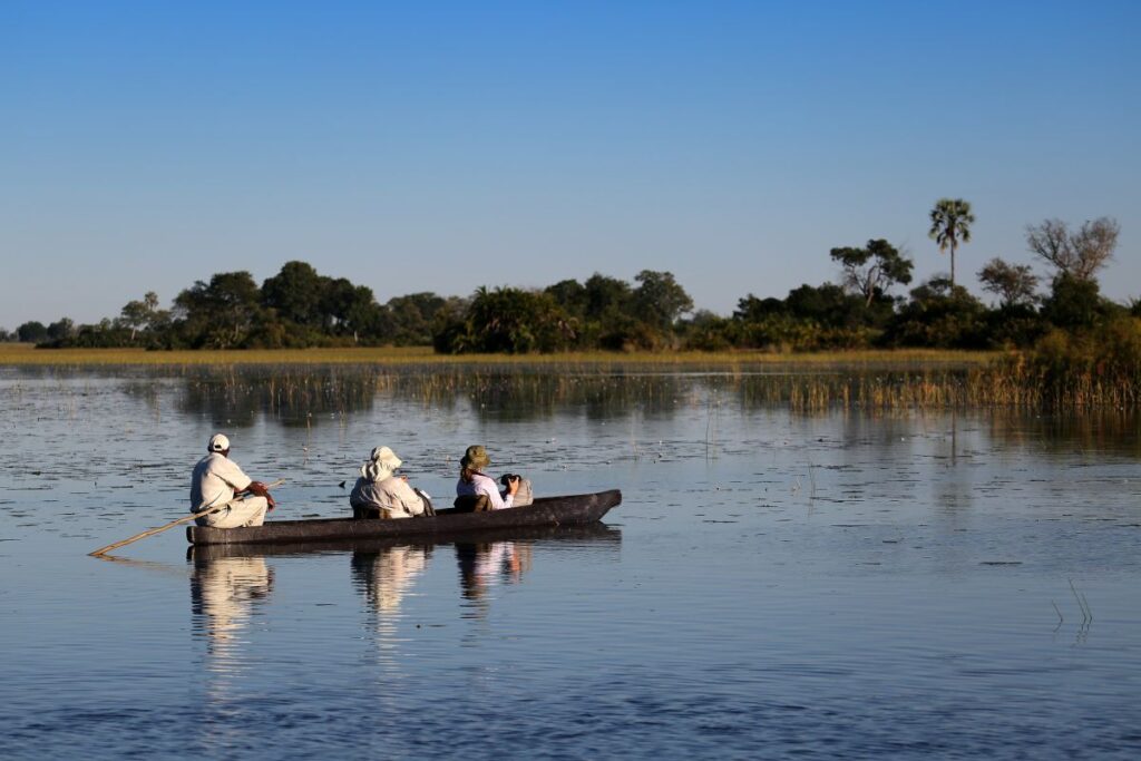 Unterwegs im Mokoro im Okavango-Delta