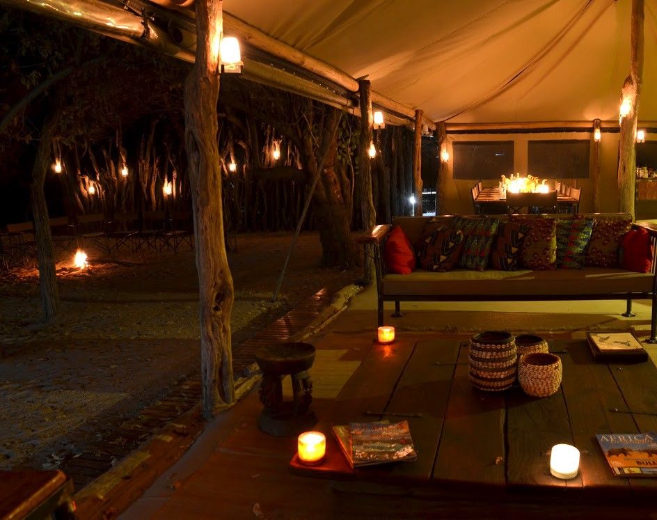Sango Safari Camp, Lounge in der Nacht