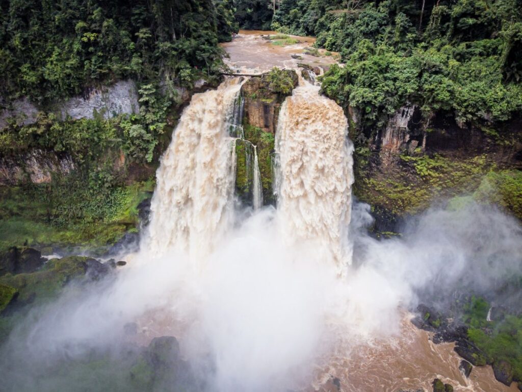 Wasserfall im Regenwald bei Melong im Westen von Kamerun